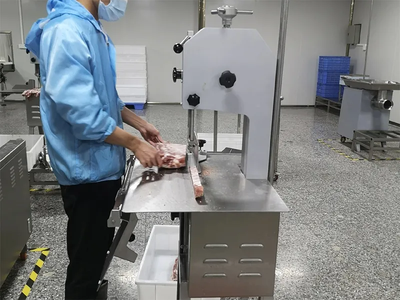 Lắp đặt và điều chỉnh tại chỗ máy cắt thịt heo